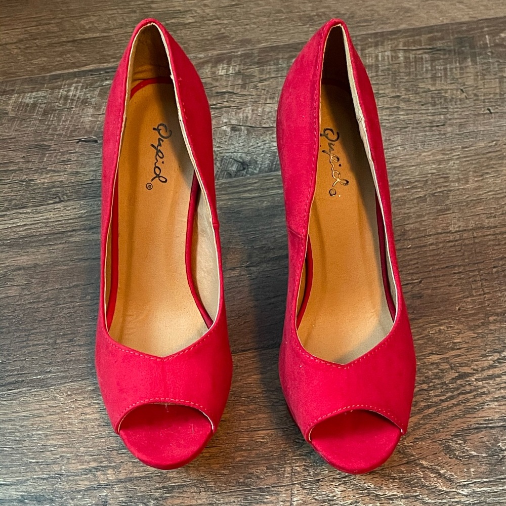 QUPID Red peep toe heels